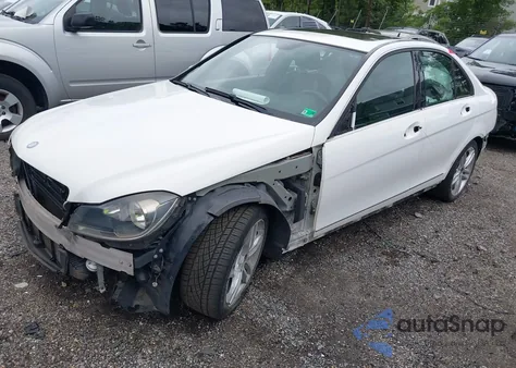 2014 Mercedes-Benz C 250 Luxury/Sport z USA, uszkodzony, nr VIN WDDGF4HB9EG240467